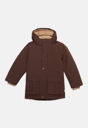Casaco de inverno castanho com capuz, forro de lã bege, botões de pressão frontais, bolso no peito com fecho e dois grandes bolsos com aba.