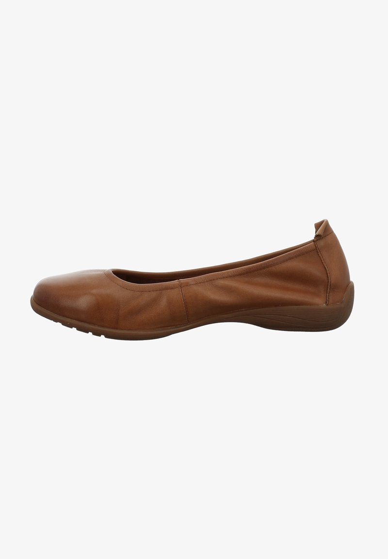 Chaussure plate en cuir marron avec un bout arrondi et un petit talon, conçue pour un usage décontracté ou au bureau, vue de côté sur fond blanc.