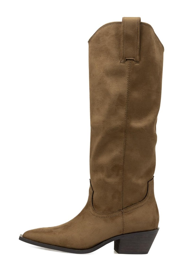 Bota de ante marrón hasta la rodilla con punta afilada, costura lateral y tacón apilado. Cuenta con una lengüeta en la parte superior para facilitar su uso.