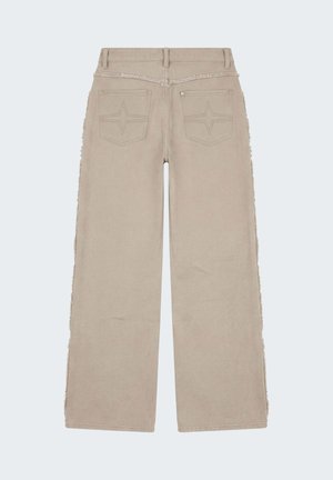 Beige wijde broek met rafelige naden aan de zijkanten, achterzakken met gestikte sterontwerpen en lusjes voor een riem in de taille.