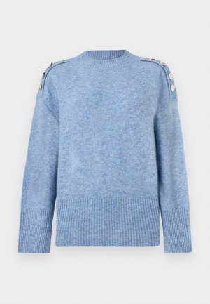 Hellblauer Strickpullover mit gerippten Bündchen an Ärmeln und Saum, versehen mit silbernen Knopfdetails entlang beider Schultern.