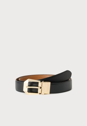 Ceinture en cuir noir avec une boucle rectangulaire dorée, roulée avec l’intérieur visible montrant une texture de cuir marron.