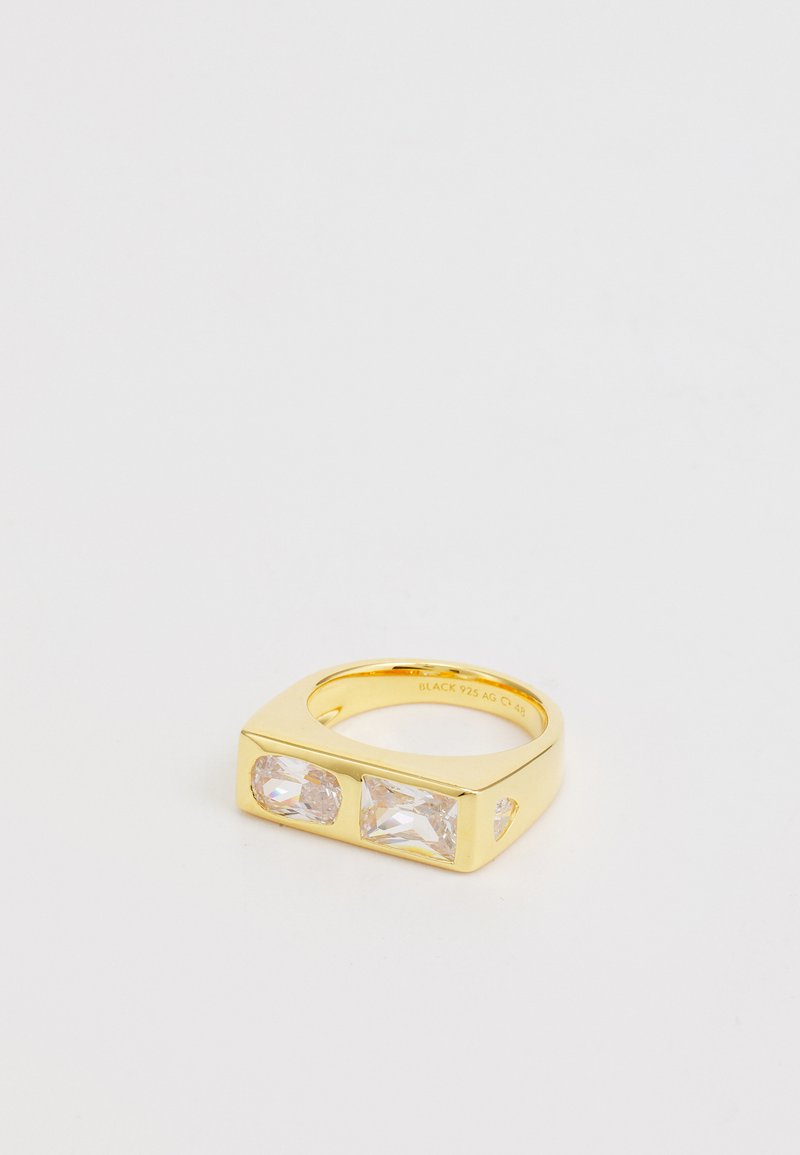 Χρυσόχρωμο δαχτυλίδι με ορθογώνια ζώνη, διακοσμημένο με τρεις γεωμετρικούς διαφανείς λίθους στο μπροστινό μέρος. Λείο φινίρισμα, μοντέρνος σχεδιασμός.