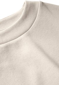 Světle béžová žebrovaná látka s hladkým povrchem a kulatým výstřihem, ukazující jemné linie a měkké sklady.