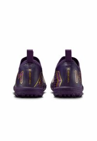 Scarpe sportive viola caratterizzate da un materiale testurizzato, profilo basso e grafiche contrastanti in oro e rosa. Include linguette sul tallone.