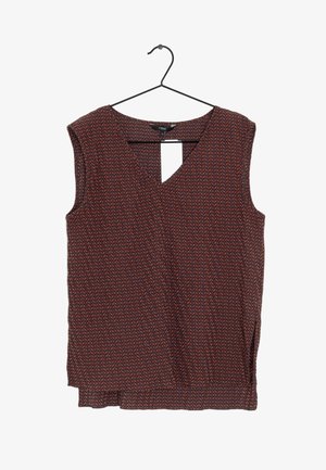 Haut sans manches à col en V, présentant un motif géométrique en rouge et noir. Tissu léger avec une coupe légèrement ample et un détail en forme de trou de serrure dans le dos.