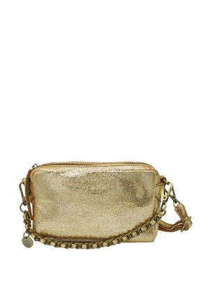Sac bandoulière rectangulaire doré brillant avec surface texturée, fermeture éclair sur le dessus, chaîne détachable et bandoulière en cuir, ainsi qu'une petite étiquette de marque ronde.