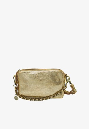 Sac bandoulière rectangulaire doré brillant avec surface texturée, fermeture éclair sur le dessus, chaîne détachable et bandoulière en cuir, ainsi qu'une petite étiquette de marque ronde.