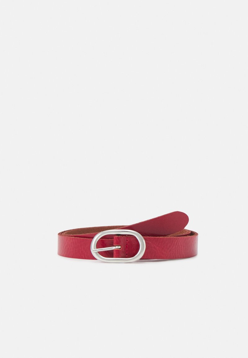 Ceinture en cuir rouge avec une boucle ovale argentée posée à plat sur un fond blanc.