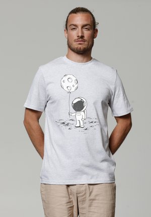 Grijze katoenen t-shirt met een astronaut die een maanballon vasthoudt. Het ontwerp is eenvoudig, met zwarte omtrek en zonder extra kleuren.