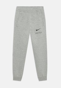 Pelēki sporta bikses, izgatavotas no mīksta auduma, ar divām sānu kabatām, melnu Nike logotipu un tekstu uz augšstilba. Elastīgs jostasvīrs un aproces.
