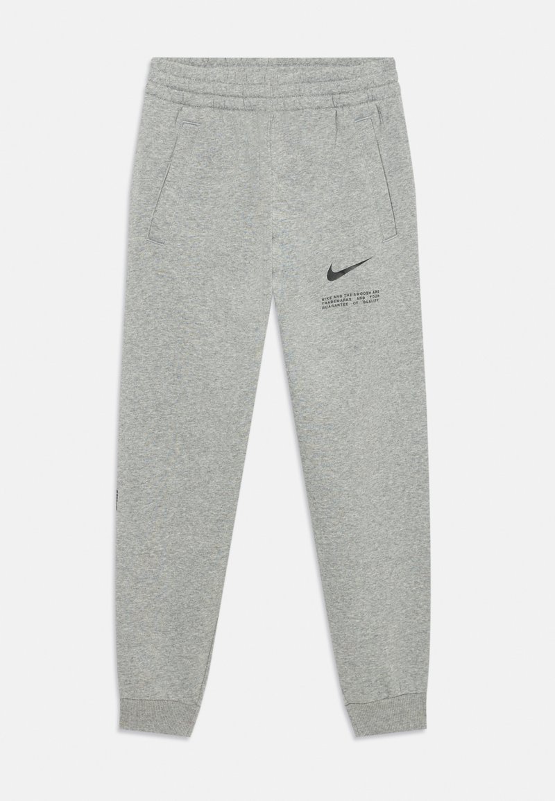 Graue Jogginghose aus weichem Material, mit zwei Seitentaschen, einem schwarzen Nike-Logo und Textdetails auf dem Oberschenkel. Elastischer Bund und Bündchen.