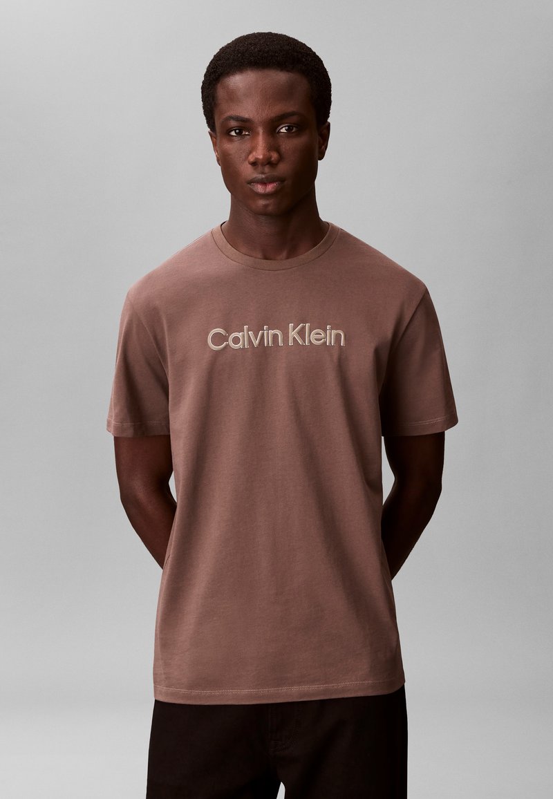 Calvin Klein SPORTSWEAR GRAPHIC TEE - Triko s potiskem - warm oak