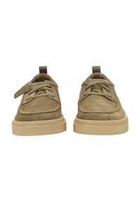 Scarpe verde in suede con punta arrotondata, suola piatta e design con lacci. Presentano un'etichetta in tessuto sul retro e cuciture tono su tono.