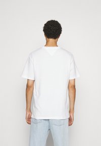 Tommy Jeans SPRAY FLAG TEE UNISEX - Triko s potiskem - white
