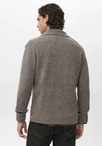 Cárdigan de lana gris con cuello chal, puños y cintura acanalados; presenta una superficie suave y texturizada y un diseño de espalda abierta.