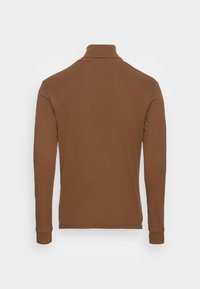 Langarm-Polohemd in Braun mit hohem Kragen, weichem Stoff und taillierten Manschetten. Glatte Textur mit minimalen Nähten.