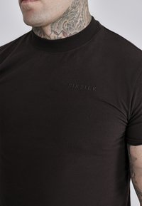 SIKSILK T-shirt basic - brown