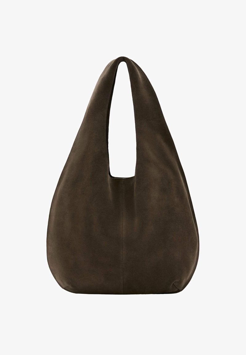 Sac hobo en daim marron foncé doux avec une large bandoulière unique et un fond arrondi sur fond blanc.