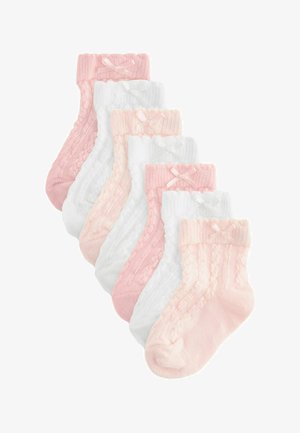 Sešu mīkstu, teksturētu zeķu komplekts rozā un baltā krāsā, ar ribotām aprocēm un mazām lentītēm augšpusē. Katrai zeķei ir mežģīņu raksts.