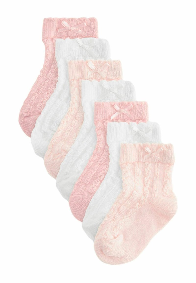 Set di sei calzini morbidi e texture in rosa e bianco, con polsini a coste e piccoli fiocchi in cima. Ogni calzino presenta un motivo in pizzo.
