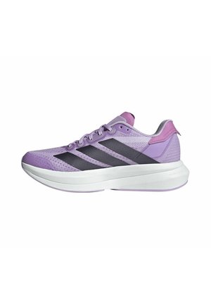 Lila Sportschuhe mit einem Mesh-Obermaterial, schwarzen Streifenakzenten, einer gepolsterten weißen Zwischensohle und einem strukturierten Fersendetail.