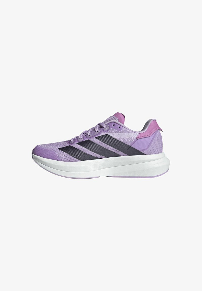 Lila Sportschuhe mit einem Mesh-Obermaterial, schwarzen Streifenakzenten, einer gepolsterten weißen Zwischensohle und einem strukturierten Fersendetail.