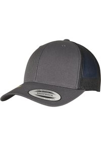 Graue Snapback-Cap mit einem einfarbigen Vorderpanel und Netzrücken. Verfügt über einen gebogenen Schirm und ein Etikett mit der Aufschrift "The Authentic Yupoong Since 1974."