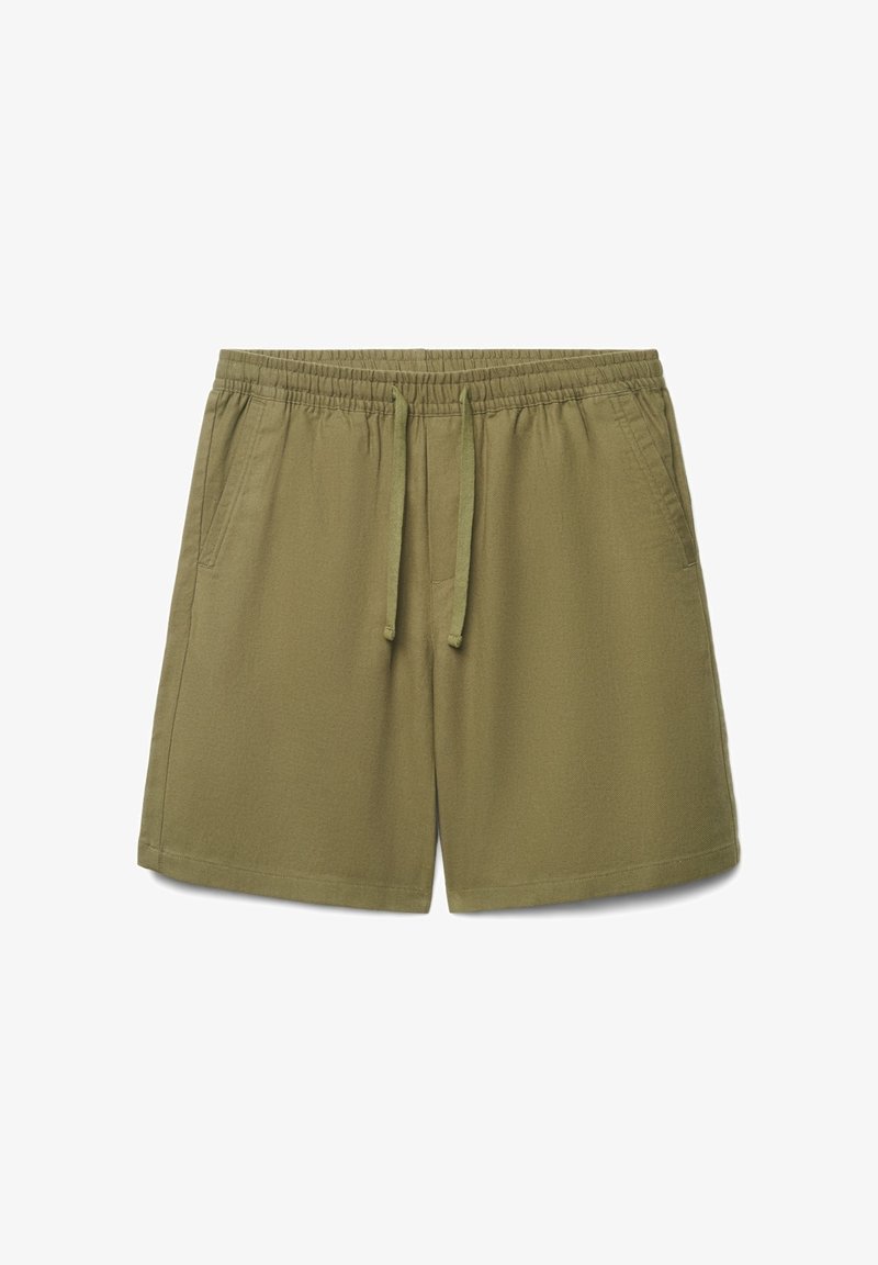 Shorts décontractés vert olive avec ceinture élastique, cordon de serrage et poches latérales, présentés sur un fond blanc.