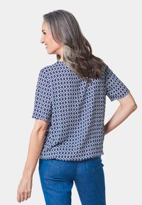 Marineblouse met een wit ruitpatroon, korte mouwen, relaxte pasvorm, lichtgewicht stof, met een ronde halslijn en een rugplooi detail.