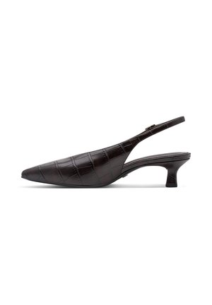 Zwarte leren slingback kitten heel schoen met puntige neus en krokodil reliëfpatroon op witte achtergrond.