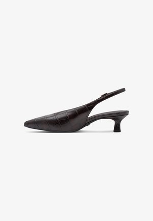 Sort læder slingback kitten heel sko med spids tåsko og krokodillepræget mønster på hvid baggrund.