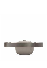 Grå tygmidjeväska med rektangulär form, strukturerad yta och justerbar rem. Har en dubbel dragkedjestängning på toppen.