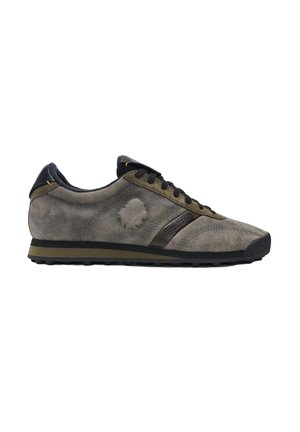 Zapatilla de ante gris de caña baja con cordones negros, rayas negras y oliva, y suela de goma negra con dibujo.