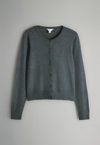 Šedý kardigan vyrobený z měkkého materiálu, s kulatým výstřihem, dlouhými rukávy a šesti knoflíkovými zapínáními vpředu. Jednoduchá pletená textura.
