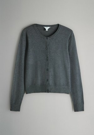 Grauer Cardigan aus weichem Material, mit rundem Hals, langen Ärmeln und sechs Knopfverschlüssen auf der Vorderseite. Schlichte Strickstruktur.