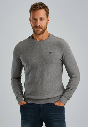 Grauer Rundhalsausschnitt-Pullover aus weichem Stoff, mit gerippten Bündchen und Saum, sowie einem kleinen Logo-Detail auf der Brust.