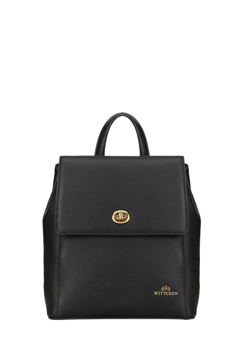 Zaino in pelle nera con una finitura testurizzata, una patta frontale, accessori in oro e un logo impresso nella parte bassa anteriore. Due manici superiori.