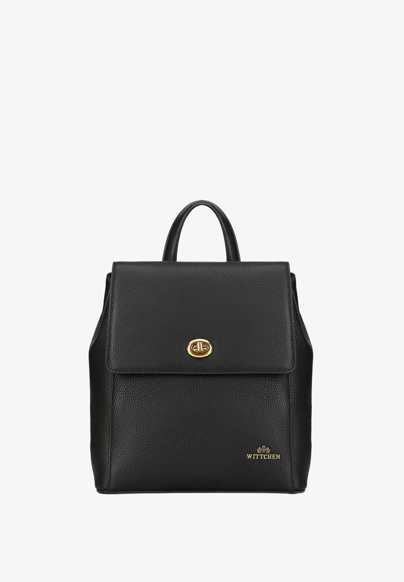 Czarna skórzana plecak z teksturowanym wykończeniem, z przednią klapą, złotymi elementami metalowymi i logo wytłoczonym z przodu na dole. Dwie górne rączki.