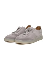 Adidași gri din nubuc cu un finisaj neted, vârf rotunjit, șireturi plate și o talpă din cauciuc translucid. Design minimalist cu detalii de cusătură subtile.
