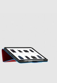 Tablet met een blauw- en roodkleurige foliohoes, waarop verschillende tasontwerpen op het scherm worden weergegeven. Heeft een zwarte rand en een houder voor de stylus aan de zijkant.