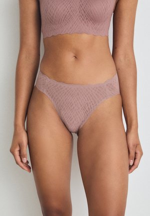 Ensemble de lingerie couleur mauve présentant un design texturé avec des motifs géométriques, des bords festonnés et un tissu léger et doux.