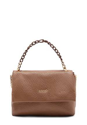 Borsa a mano in pelle marrone con finitura testurizzata, dotata di manico a catena in tono oro e logo frontale. Forma rettangolare compatta.