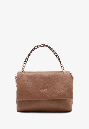 Borsa a mano in pelle marrone con finitura testurizzata, dotata di manico a catena in tono oro e logo frontale. Forma rettangolare compatta.