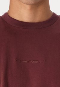 Oakley SOHO TEE - Jednoduché tričko - grenache