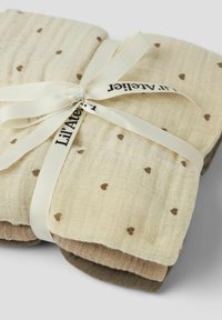 Cztery muślinowe chusty owinięte kremową wstążką, z jasnobeżową bazą i małymi brązowymi serduszkami w deseń oraz miękką teksturą.