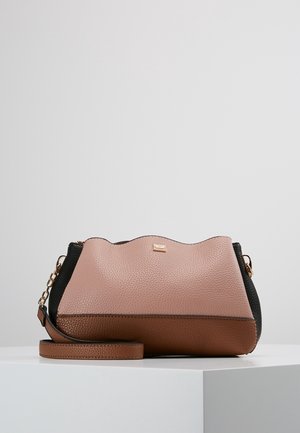 Bolso pequeño con textura granulada en rosa, marrón y negro, con una correa marrón desmontable y detalles en acabados dorados.