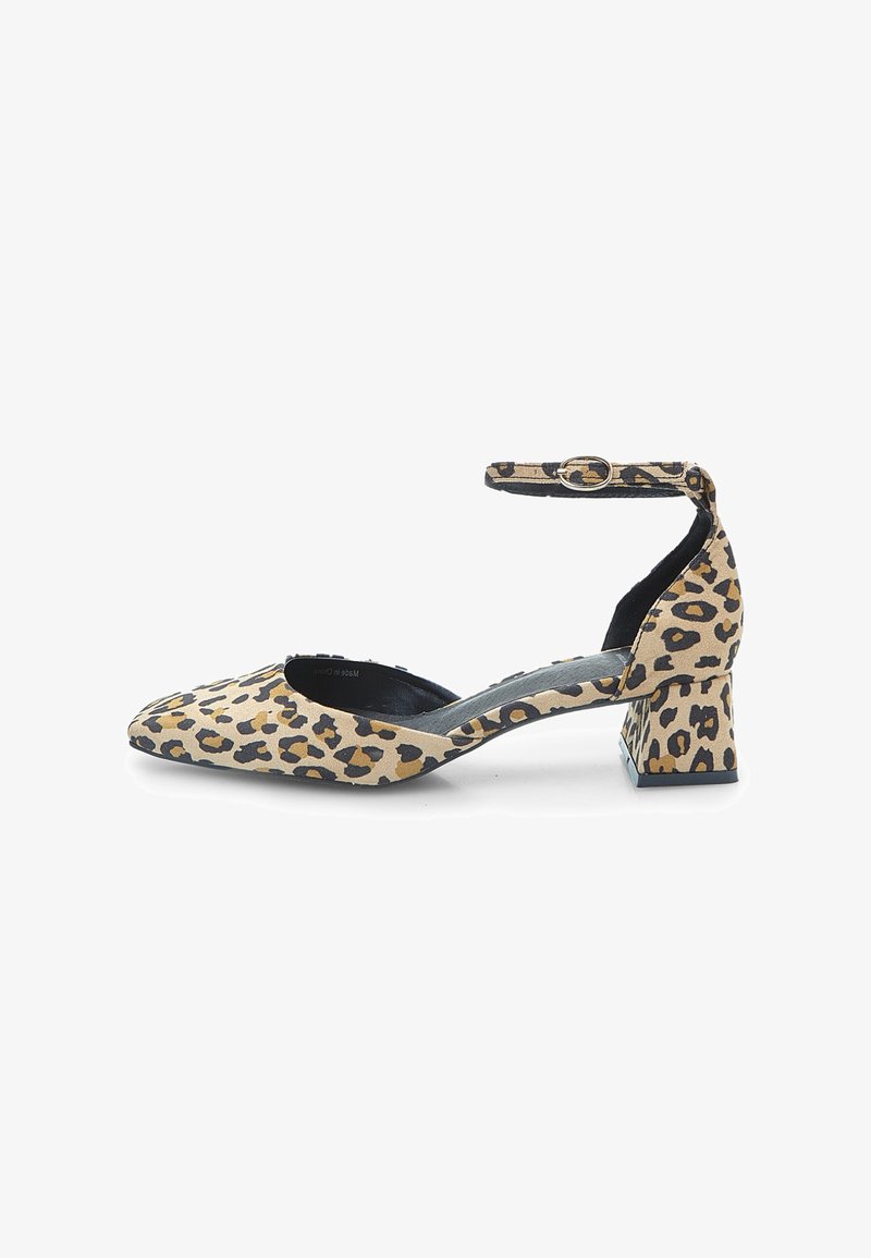 Leopard-Print-Pumps mit runder Zehenkappe, Knöchelriemen und Blockabsatz. Hergestellt aus strukturiertem Material mit schwarzem und braunem Muster.