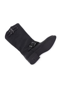 Bota de cuero negro hasta la rodilla con acentos de doble hebilla, textura suave y suela de goma resistente con un leve tacón.