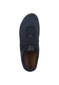 Scarpa blu navy con tomaia in tessuto texturizzato, fascia elastica sul davanti e soletta forata. Suola in gomma e tallone imbottito.